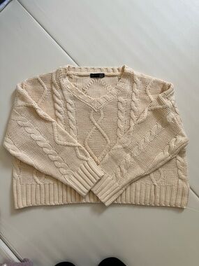 NWOT Ivory Cable Knit V-Neck Oversized Cropped Sweater